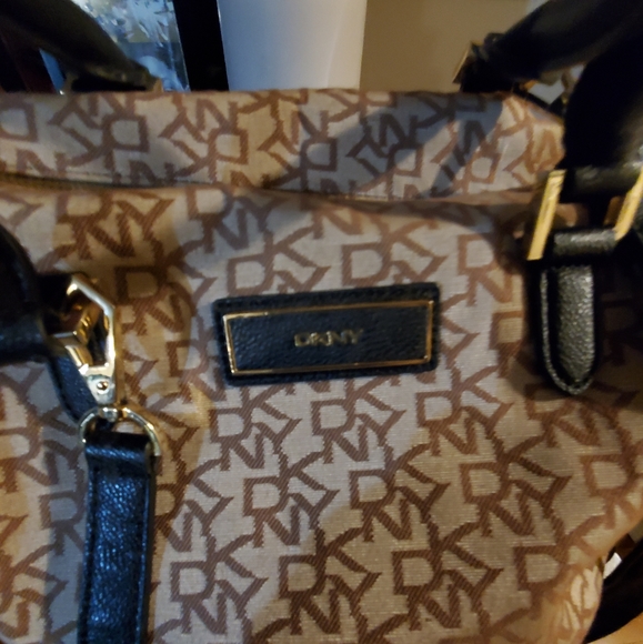 Dkny autentic hand/crossbody bag . - Picture 2 of 7